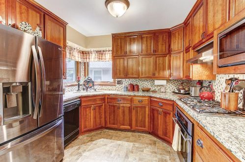 6038 Ironwood Ln, Milwaukee WI 53217-4423 exterior