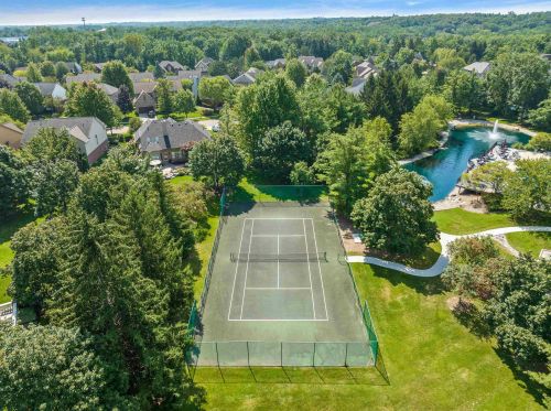 1039 Bloomview Cir, Rochester MI 48307-1728 exterior