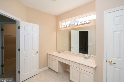 5 Taylor Ct, Columbus NJ  08022-2339 exterior