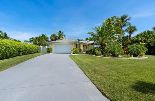 1602 Thumb Pt Dr, Fort Pierce FL 34949-3569 exterior