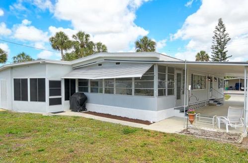 18 Henderson Dr, Naples FL 34114-8232 exterior