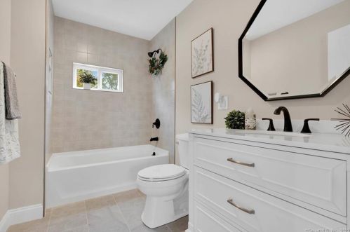 42 Sunset Dr, Derby CT 06418-2218 exterior