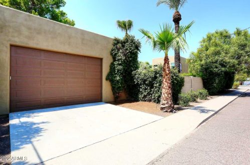 4451 Earll Dr, Phoenix AZ 85031-3821 exterior