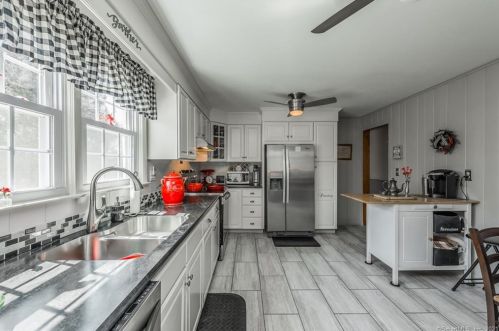 211 Frst St, Hartford CT 06118-2349 exterior