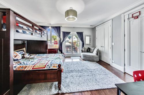 1542 Oakdale Ave, Chicago IL 60657-4024 exterior