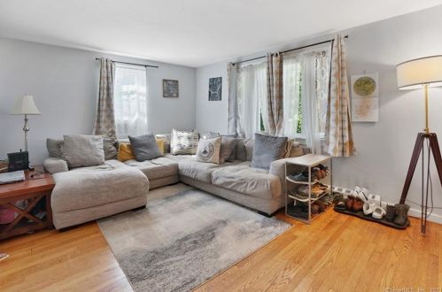 45 Old King St, Enfield CT 06082-5516 exterior