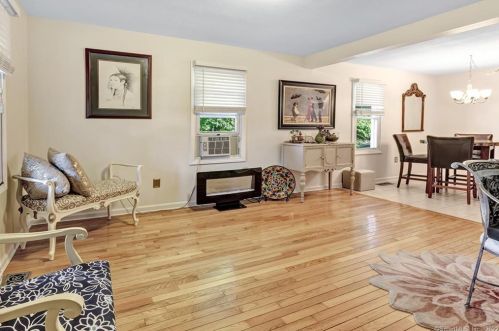 143 St, Seymour CT 06483-2910 exterior