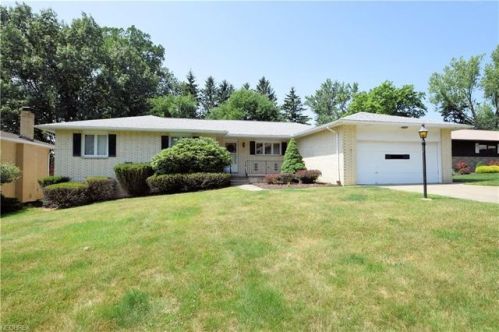 8604 Scarlet Oak Ln, Cleveland, OH 44130-7673