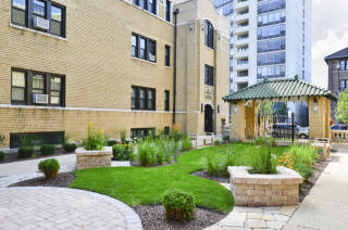 718 Irving Park Rd, Chicago IL  60613-3108 exterior