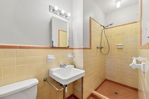 5820 Greenbrier Rd, Atlanta GA 30328-5215 exterior