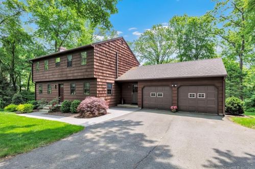 18 Dauria Dr, Seymour, CT 06483-2305