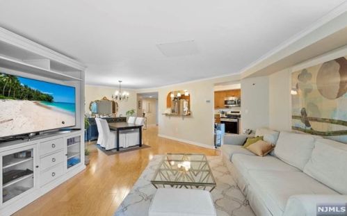 305 Williams Ct, Edgewater NJ 07020-1613 exterior