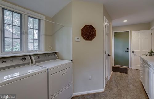 8909 Linton Ln, Alexandria VA 22308-2438 exterior