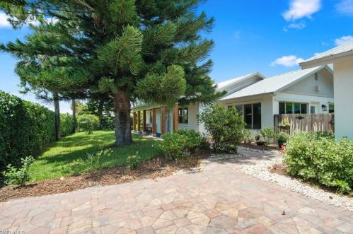 700 102 Ave, Naples FL 34108-3214 exterior