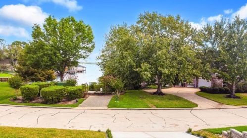 302 Edgewood Dr, Montgomery TX exterior