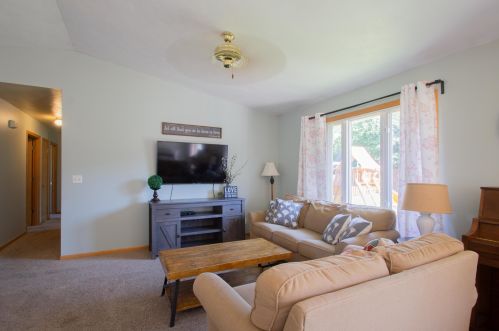 924 Crestview Dr, Watertown WI 53094-6005 exterior