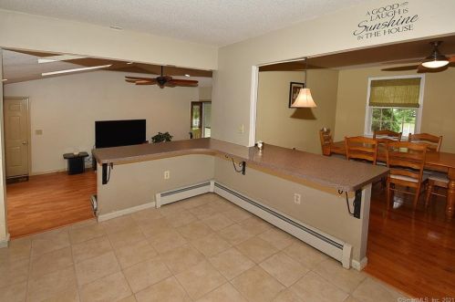 4 Autumn Dr, Enfield CT 06082-6236 exterior