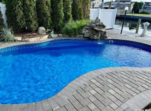 95 Midway St, Babylon NY  11702-4311 exterior