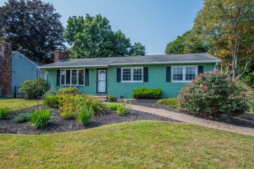90 Dana Ln, Meriden, CT 06451-5032