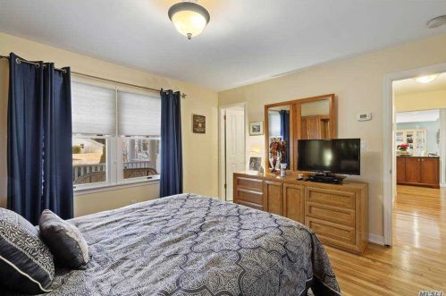 218 Woodsome Rd, Babylon NY 11702-3319 exterior