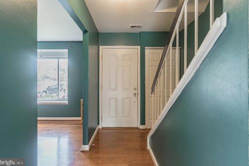 1016 Knight Ln, Herndon, VA 20170-3413