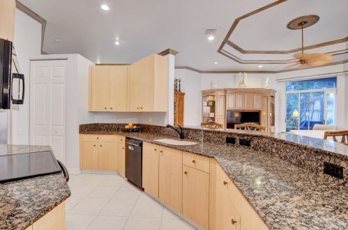 5254 Landon Cir, Boynton Beach FL 33437-1668 exterior