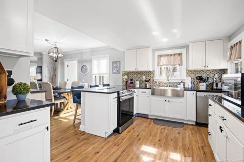 304 Autumn St, Manchester CT  06040-5556 exterior