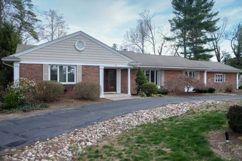 15 Pinewood Dr, Springfield, MA 01106-1637