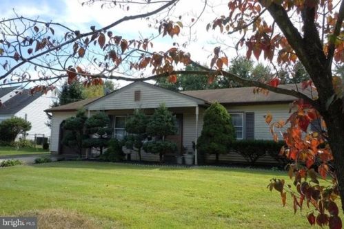 1 Bunting Bridge Rd, Cookstown, NJ 08511-1102