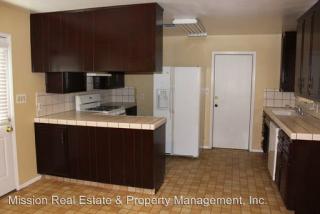 210 Douglas St, Bakersfield CA  93308-2508 exterior