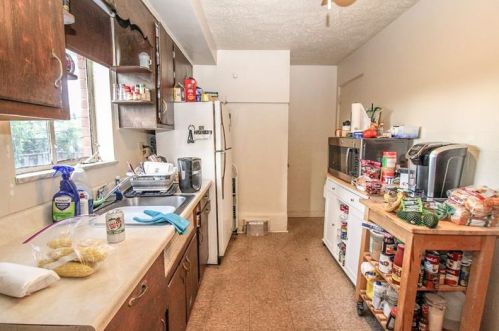 1313 Greentree Rd, Pittsburgh PA 15220-2004 exterior