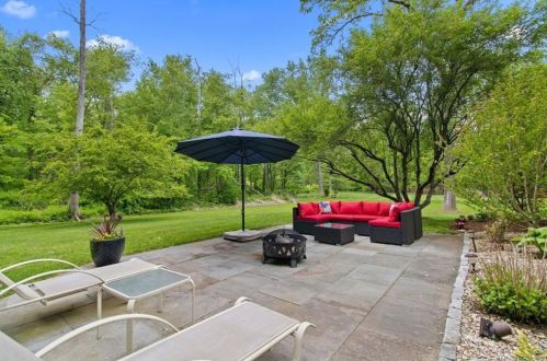 100 Haviland Rd, Ridgefield CT  06877-2821 exterior