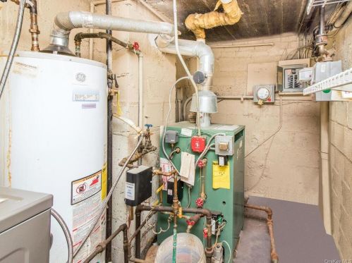 3238 Corsa Ave, Bronx NY 10469-2810 exterior