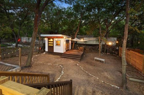 1121 Delano St, Austin TX 78721 exterior