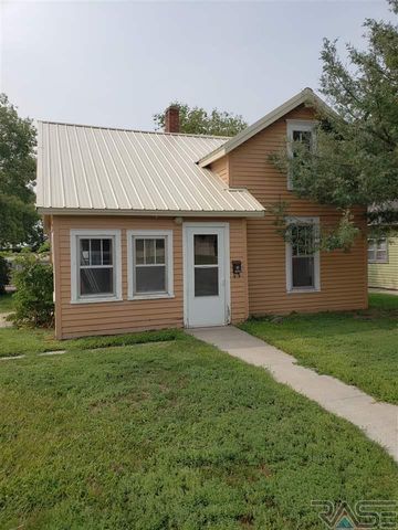 110 Sanborn St, Chamberlain, SD 57325-1354
