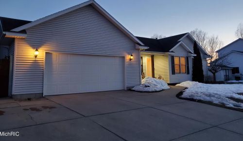 254 Creekside Dr, Coppersville, MI 49404-9489