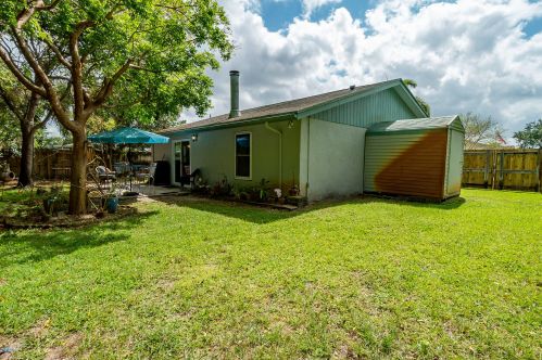 8204 Little Beth Dr, Boynton Beach FL 33472-1136 exterior