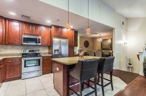 18 Della Dr, Babylon NY 11704-6240 exterior