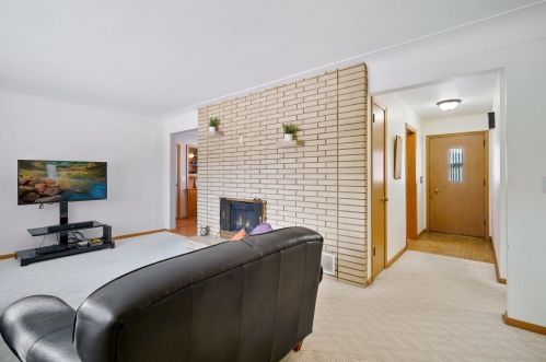 1065 Highview Dr, Saint Paul MN 55112-2417 exterior