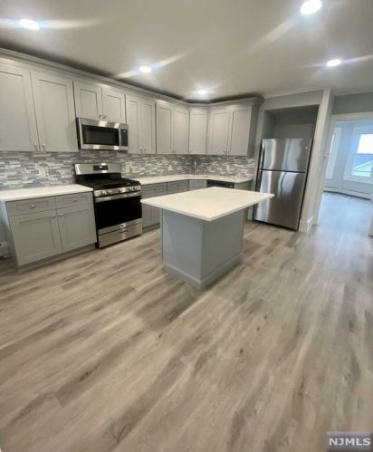 24 8th St, Paterson, NJ 07506-3804