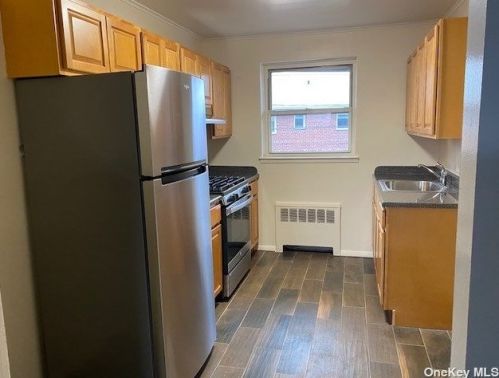 100 Mayfield Ln, Valley Stream NY  11580-1629 exterior