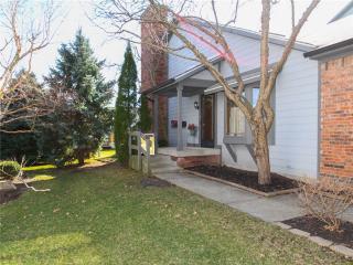 8055 Foxchase Dr, Indianapolis IN  46256-4810 exterior