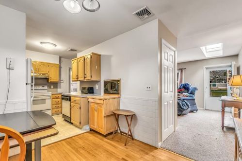 15 Hollywood Ave, Milford CT 06460-4214 exterior