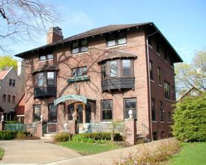 3123 Lake Dr, Milwaukee, WI 53235-3050