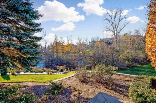 1140 Autumnview Dr, Rochester MI 48307-6060 exterior