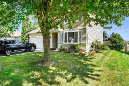 1209 Glacier Hill Dr, Madison, WI 53704-8592