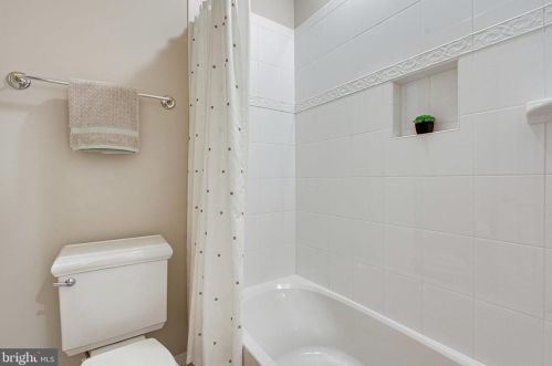 1402 Harvest Xing Dr, Mc Lean VA 22101-5650 exterior