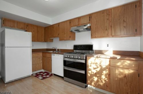 1944 Raspberry Ct, Edison NJ 08817-2744 exterior