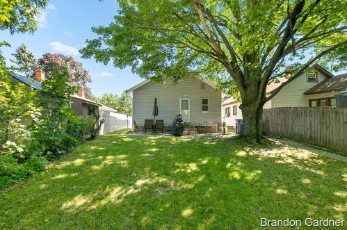 881 Leonard St, Grand Rapids MI 49503-1243 exterior