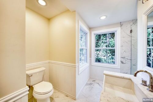 161 Adams Ave, River Edge NJ 07661-1437 exterior